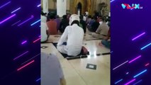 Viral! Bapak Ini Salat di Masjid Sambil Pakai Helm