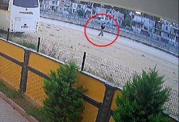 ÇANTASINI ÇALAN MOTOSİKLETLİ KAPKAÇÇILARIN PEŞİNDEN KOŞTU