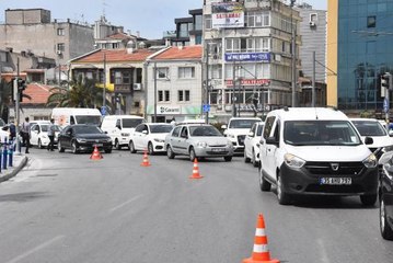 İZMİR'DE 'TAM KAPANMA' DENETİMİ; ARAÇ KUYRUĞU OLUŞTU