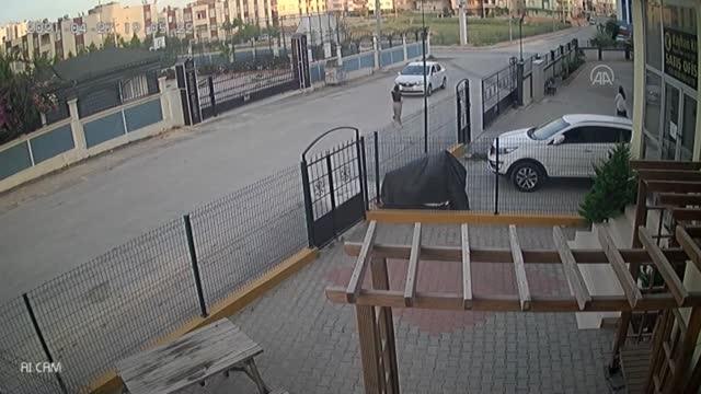 Caddede yürüyen kadının çantasını kapkaç yöntemiyle çalan zanlılardan biri tutuklandı