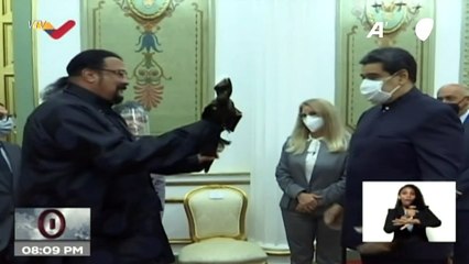 El actor Steven Seagal regala un sable samurái a Maduro