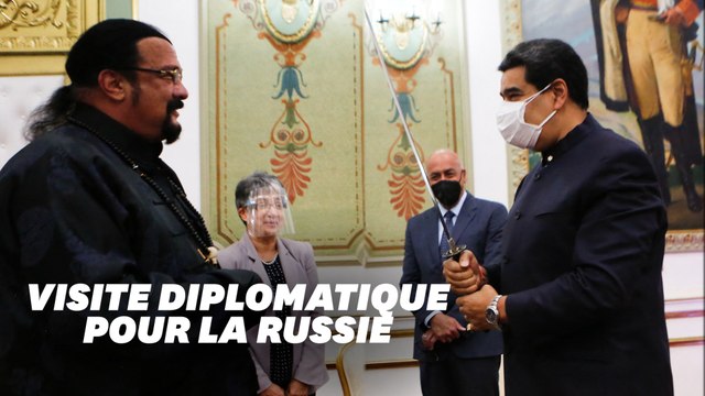 Au Venezuela, le représentant russe Steven Seagal a offert un sabre à Nicolas Maduro
