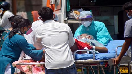 Oxygen shortage in Delhi, Long queue in Mumbai for vaccine