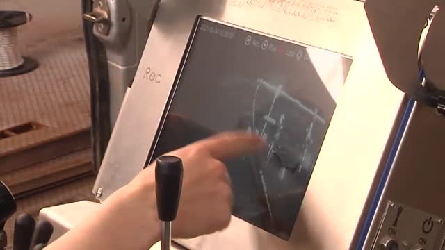 Así trabaja el robot limpia toallitas en la red de abastecimiento de Cádiz