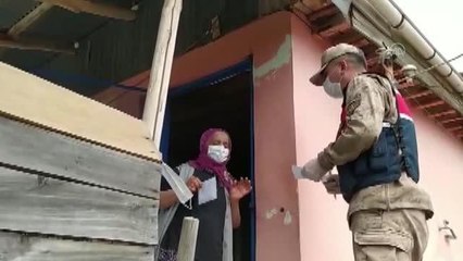 Jandarma 65 yaş üstü vatandaşların maaşlarını kapıda teslim etti