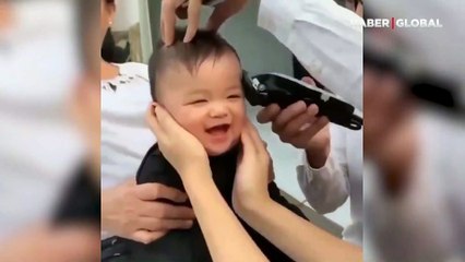 Saçları kesilirken gülen bebek kamerada