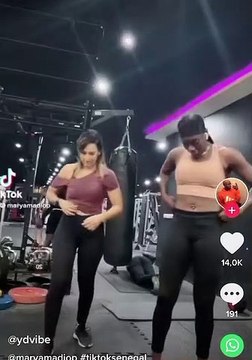 Yacine diop apprend à une américaine la nouvelle danse qui fait le buzz au Sénégal