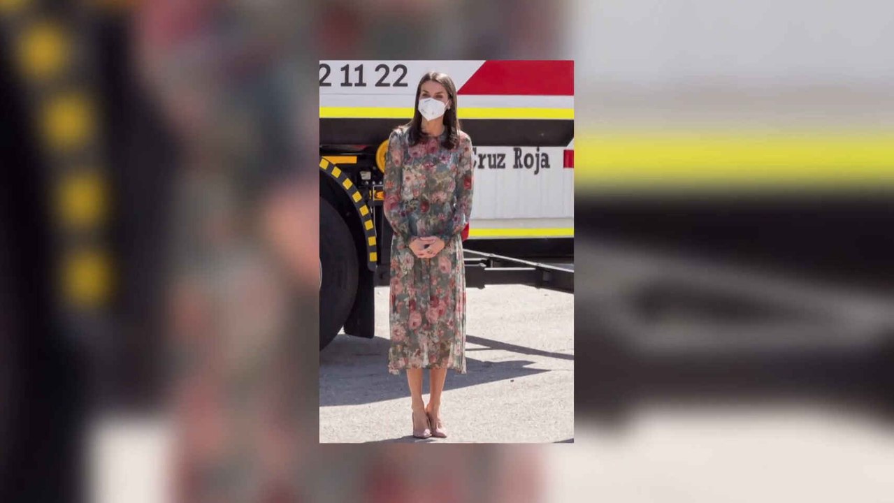 La Reina Letizia recupera uno de sus mejores looks, su delicado vestido midi de flores