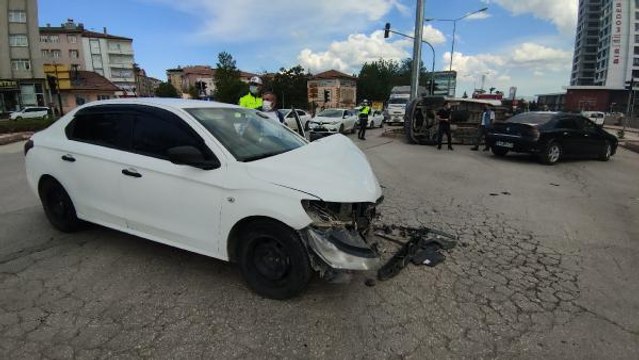 OTOMOBİLİN ÇARPTIĞI AMBULANS DEVRİLDİ; KORONAVİRÜS HASTASI YARALANDI