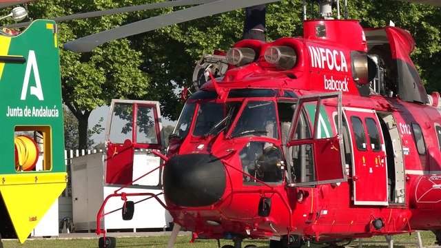 Juanma Moreno presenta tres nuevos helicópteros y nuevos camiones autobomba para el Infoca