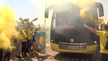 Multitudinaria despedida a la expedición del Villarreal que buscará su primera final europea