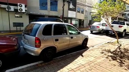 Motorista é multada após 'estacionar' carro em duas vagas