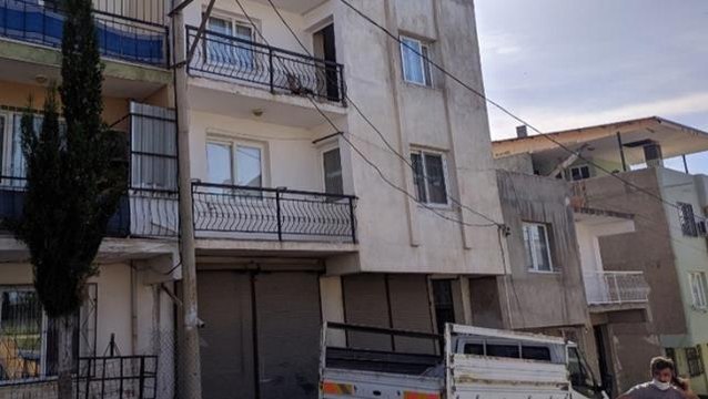 İki buçuk yaşındaki çocuk 5. kattan kamyonetin üstüne düştü