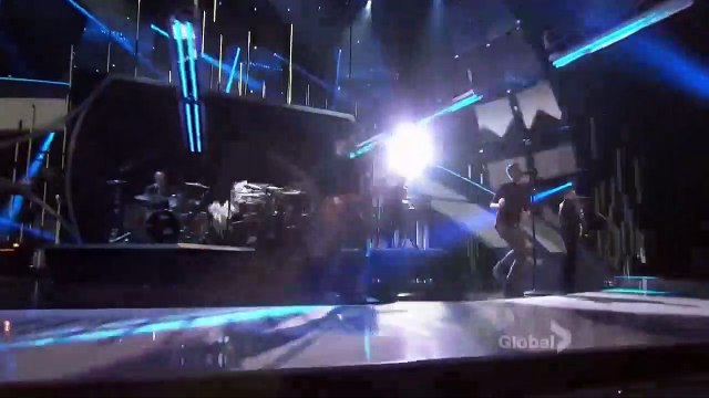 OneRepublic interprète Counting Stars en live