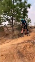 Freiner à vélo avec une partie inhabituelle de son corps... douloureux