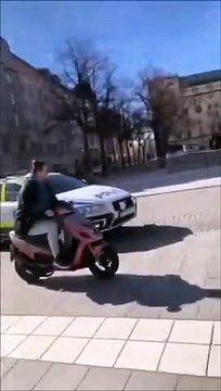 Un policier vraiment déterminé à stopper un homme qui s'enfuit à scooter (Suède)