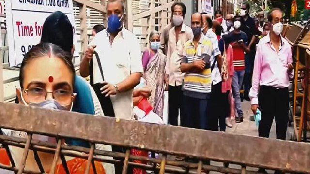 Mumbai Metro: long queues and mismanagement at centers