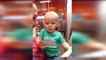 Alışveriş yaparken kendinden geçen sevimli bebek