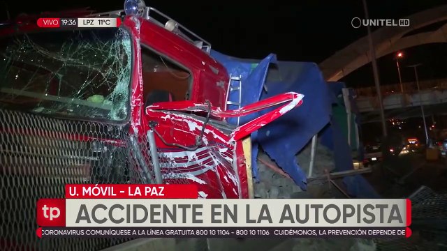 Camión con exceso de carga impactó con el pretil de la autopista, provocó varios destrozos