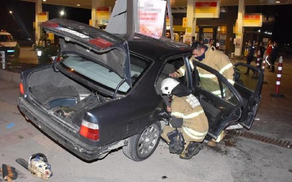Son dakika haber: İZMİR'DE 100 KİLOMETRE SÜREN FİLM GİBİ KOVALAMACA KAZAYLA BİTTİ: 1 POLİS YARALANDI, ŞÜPHELİ GÖZALTINA ALINDI.