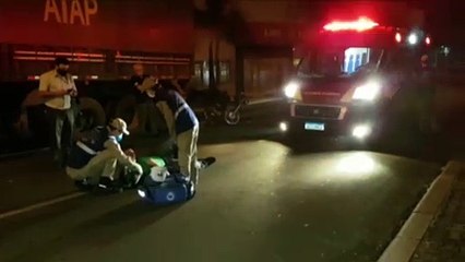 Motociclista colide com caminhão e sofre múltiplas contusões, no Bairro Tropical