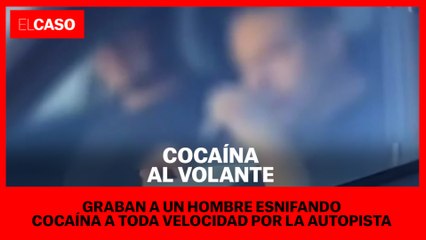Graban a un hombre esnifando cocaína a toda velocidad por la autopista