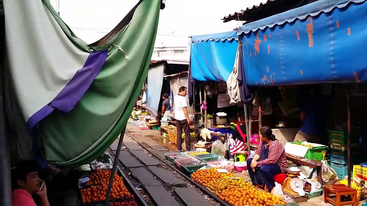 Thailandia_treno_di_Maeklong_che_passa_nel_mercato(720p)