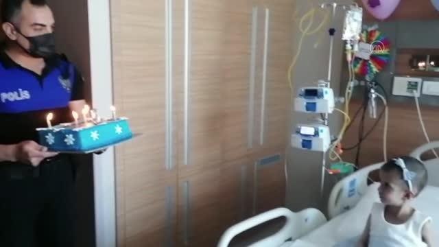 Son dakika haberleri... Polis lösemi hastası çocuğa sürpriz doğum günü kutlaması yaptı