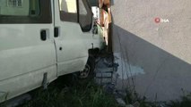 Arnavutköy'de kontrolden çıkan minibüs çiğ köfte dükkanına çarptı