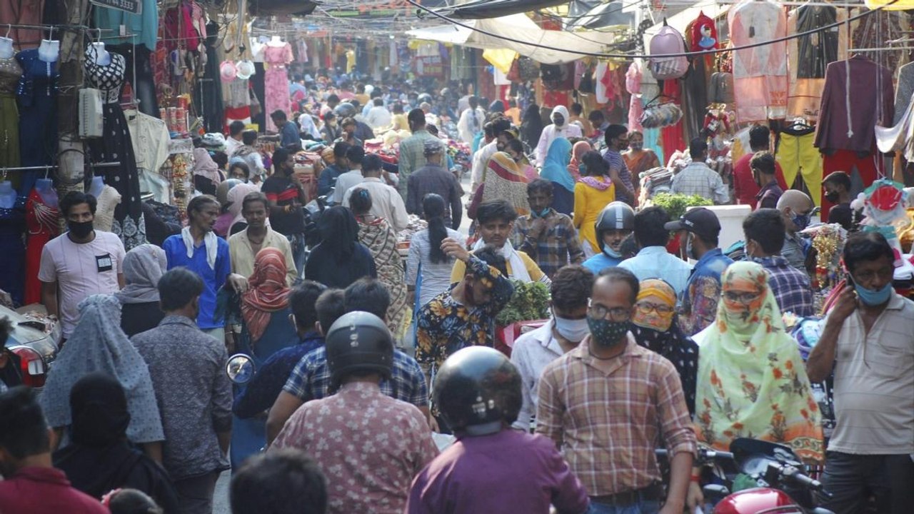 Crowd gathered for Eid shopping in Hyderabad amid corona