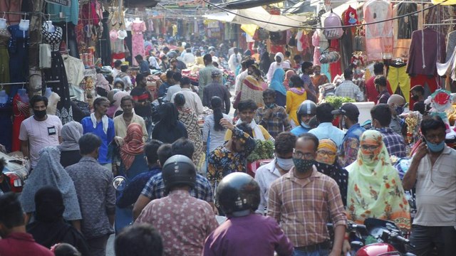 Crowd gathered for Eid shopping in Hyderabad amid corona