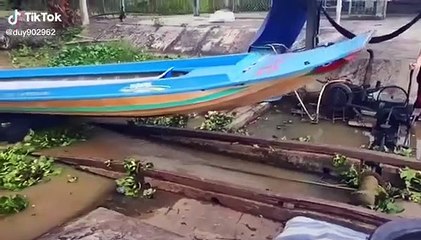 Xuồng máy vượt đập độc đáo ở miền Tây