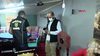 Pencereye çıkıp yardım isteyen kişiyi polis kurtardı