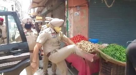 पंजाब: पुलिस इंस्पेक्टर ने लात मारकर गिराई गरीब सब्जी वाले की टोकरी, वीडियो वायरल होने पर सस्पेंड