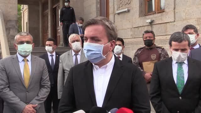 Valiliğin başlattığı iyilik hareketiyle ihtiyaç sahiplerinin veresiye defterindeki borçları ödendi