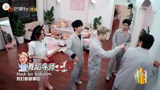 [TR] Great Escape - Jackson programda diğer oyunculara Pretty Please dansını öğretiyor.