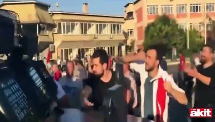 Halk köprüye gelen özel harekatçıları böyle karşıladı