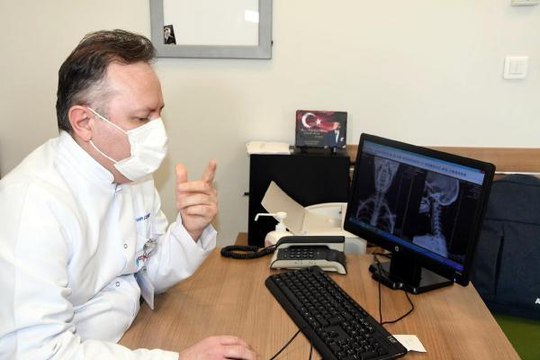 'ÇOCUKLARIN BİLGİSAYAR, CEP TELEFONU ALIŞKANLIĞI BOYUN KASLARINI KISALTIYOR'