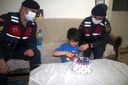 Babası Şırnak'ta asker olan çocuğa jandarmadan doğum günü sürprizi