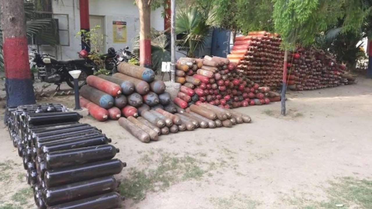3 held for selling fire extinguishers as oxygen...