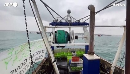 I pescherecci francesi protestano al largo della costa del Jersey