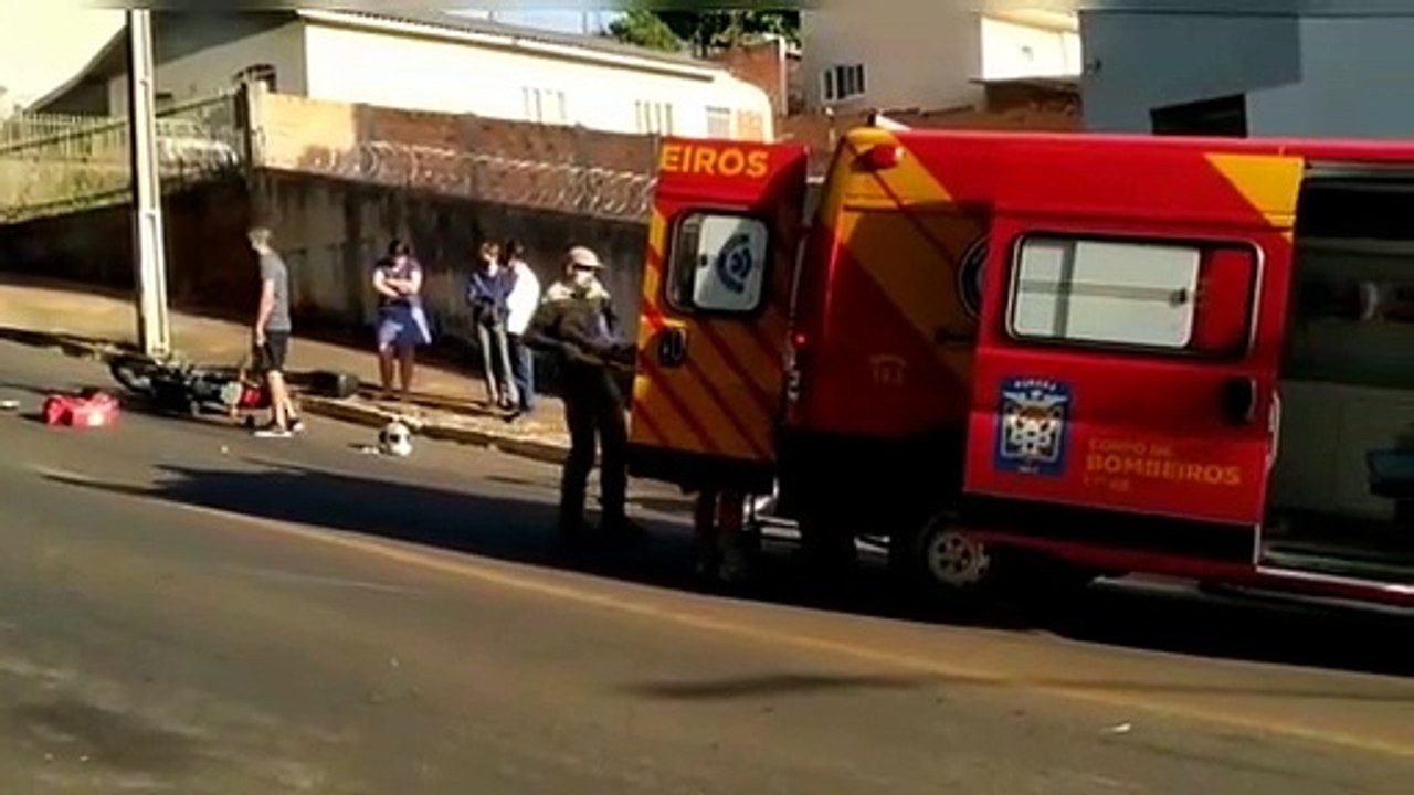 Motociclista desvia de um carro, mas bate em outro