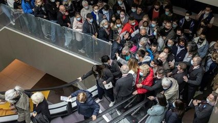 'Aşı olana 240 TL indirim' kampanyası AVM'de izdiham oluşturdu