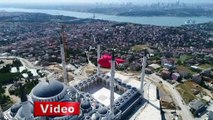 15 Temmuz şehitleri için Çamlıca Camii’ne dev Türk bayrağı asıldı