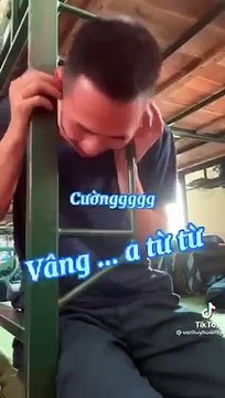 Anh bộ đội bị kẹt đầu vào song sắt