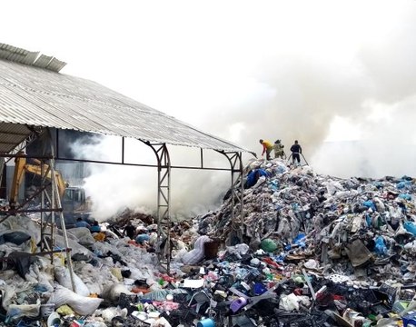 Geri dönüşüm tesisinde yangın çıktı