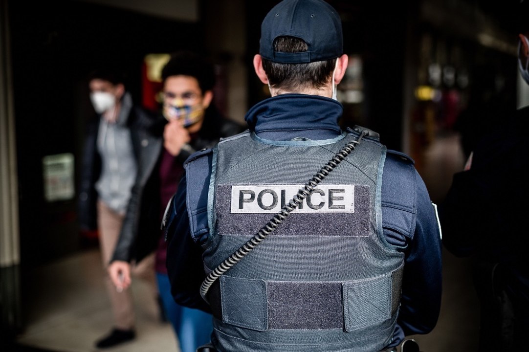 “Le combat contre la racaille doit s’amplifier” : vives réactions des politiques après la mort d’un policier à Avignon