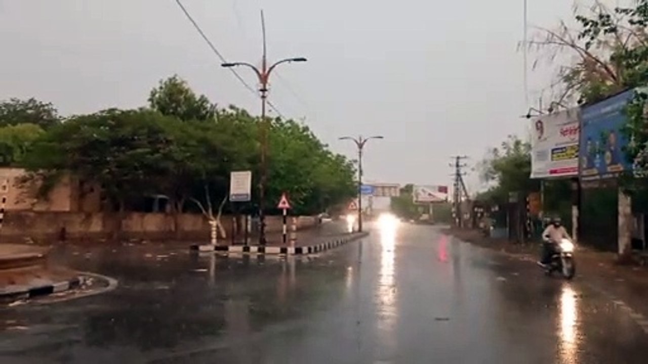 धूल भरी आंधी के बाद रिमझिम बारिश हुई शुरू