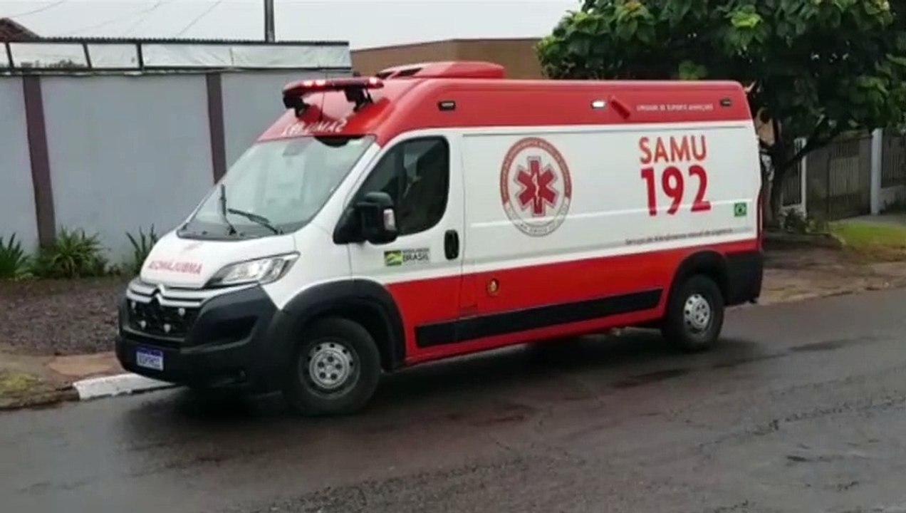 Com uma faca na mão, homem em surto é controlado pelo Samu e pela PM, no Bairro Neva