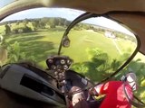 Un hélicoptère sauve un avion RC